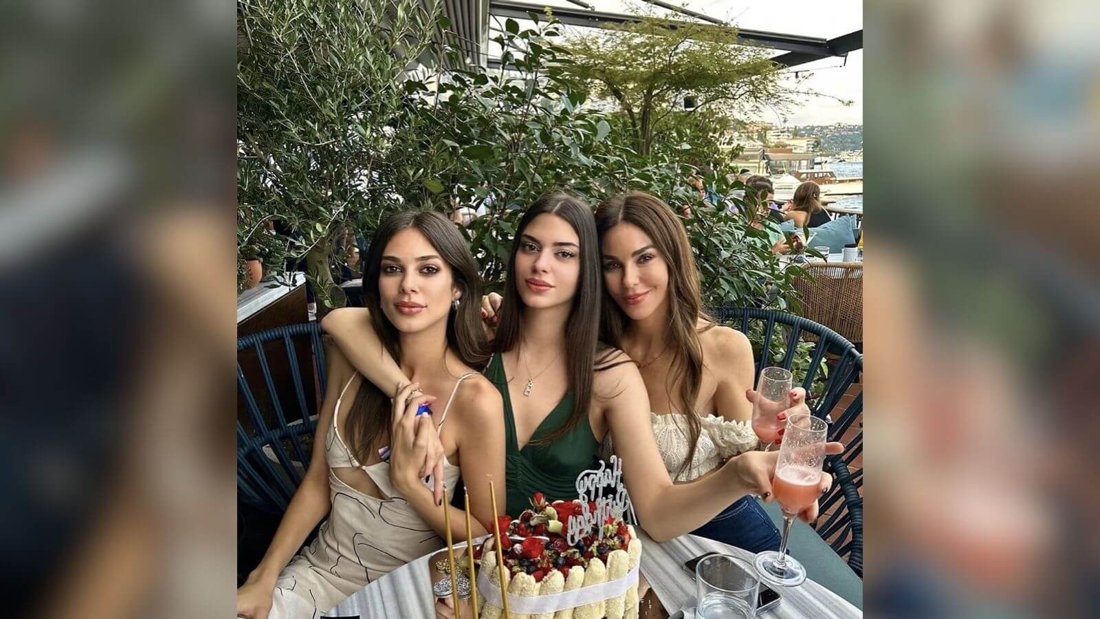 Defne Samyeli Yıllara Meydan Okuyor, Kızları Sosyal Medyayı Sallıyor