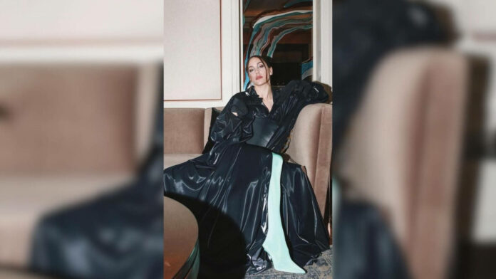 Öykü Karayel, Galada Giydiği Elbiseyle Gündem Oldu