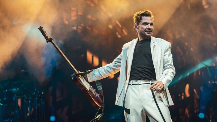 Kenan Doğulu'dan Şaşırtan Talep: Hayranına Sahne Ortasında Ayakkabı Bağcığını Bağlattı!