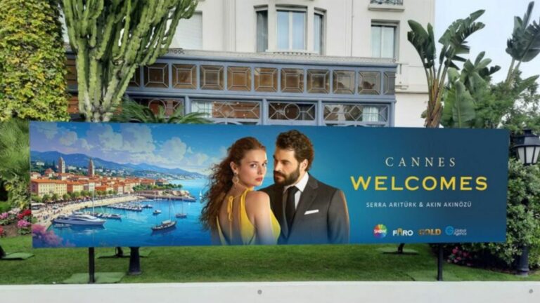 Veliaht Dizi Afişi Cannes Sokaklarında!