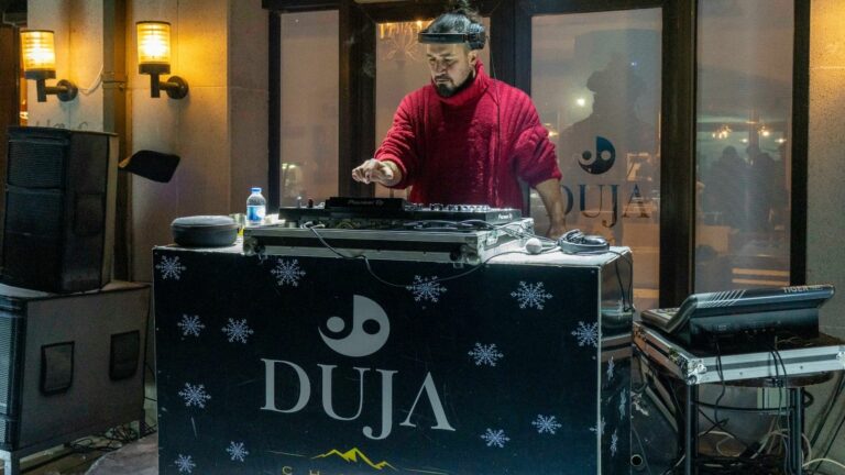 Doğukan Manço Babasını DJ Kabininde Andı
