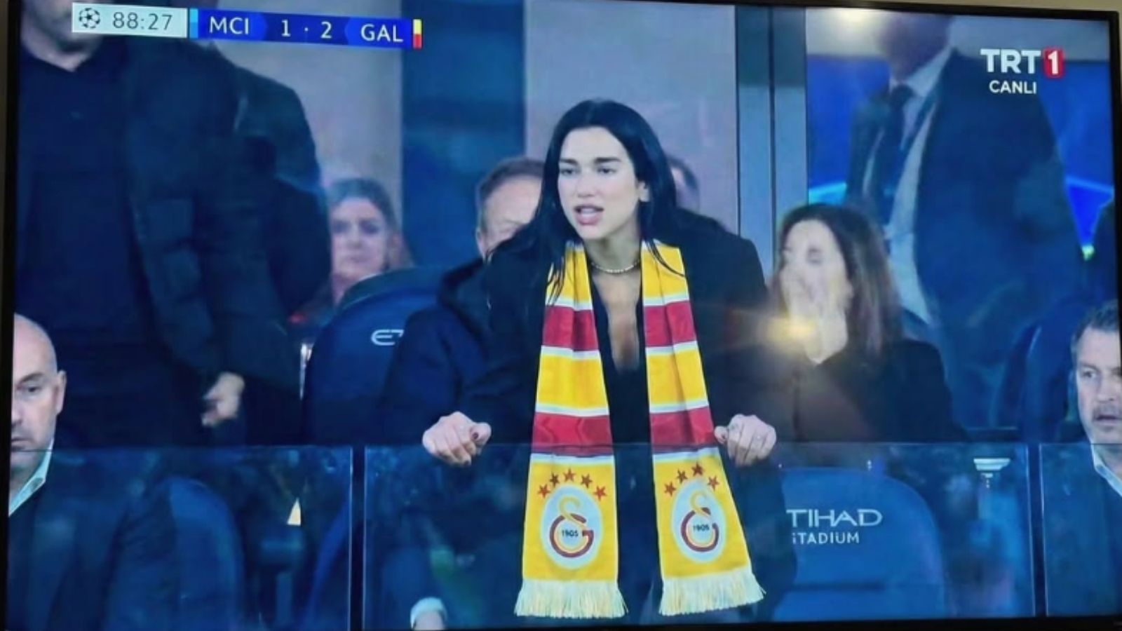 Çağlar Ertuğrul’dan Galatasaray Atkılı Dua Lipa Sosyal Medyayı Karıştırdı
