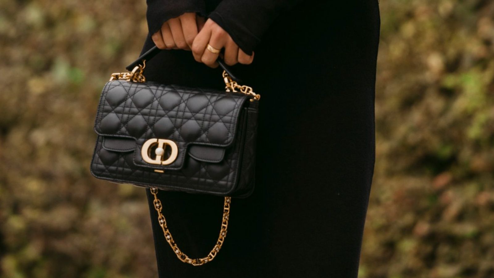 Zincir Saplı ve Metal Detaylı Çantalar: