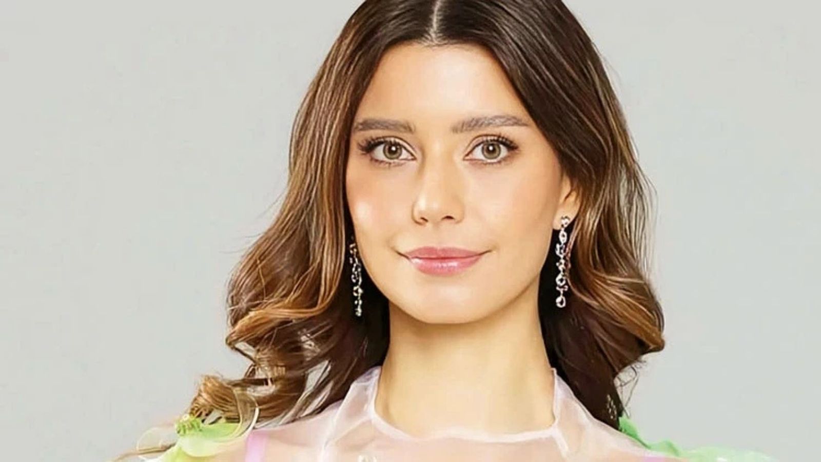 Beren Saat Estetik