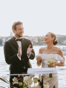 Damla Sönmez kimdir?