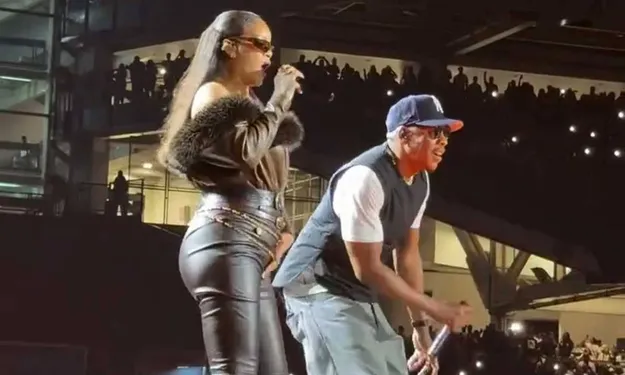 Rihanna Yıllar Sonra Sahneye Çıktı
