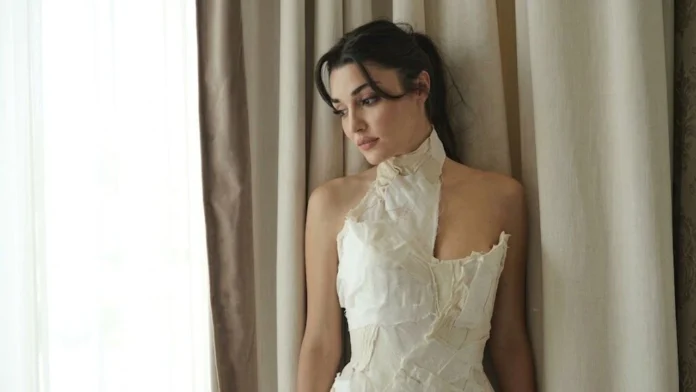 Hande Erçel’in Beyaz Elbiseli Pozları Dikkat Çekti