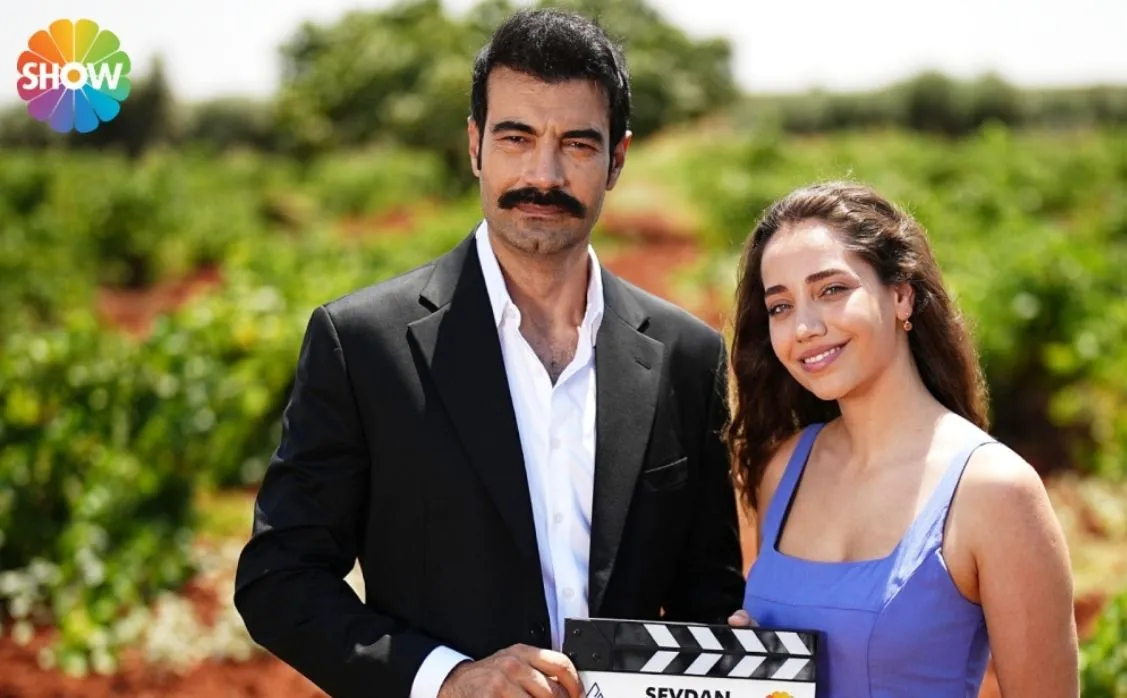Show TV'nin yeni dizisi "Sevdan Bir Ateş", paylaşılan ilk afişi ve başroldeki Özge Özacar ile sosyal medyada büyük ilgi gördü.