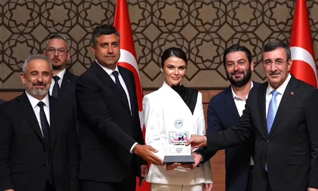 Uzak Şehir, Yılın Dizisi Seçildi