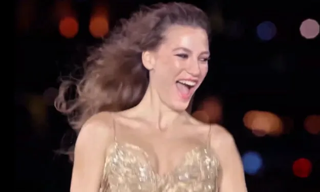 Serenay Sarıkaya Paris Defilesi