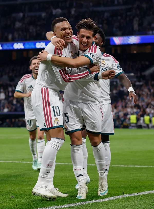 Arda Güler ve Mbappe gol sonrası sarılıyor