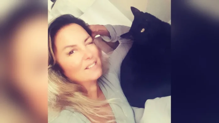 Ayça Tekindor kedisiyle birlikte