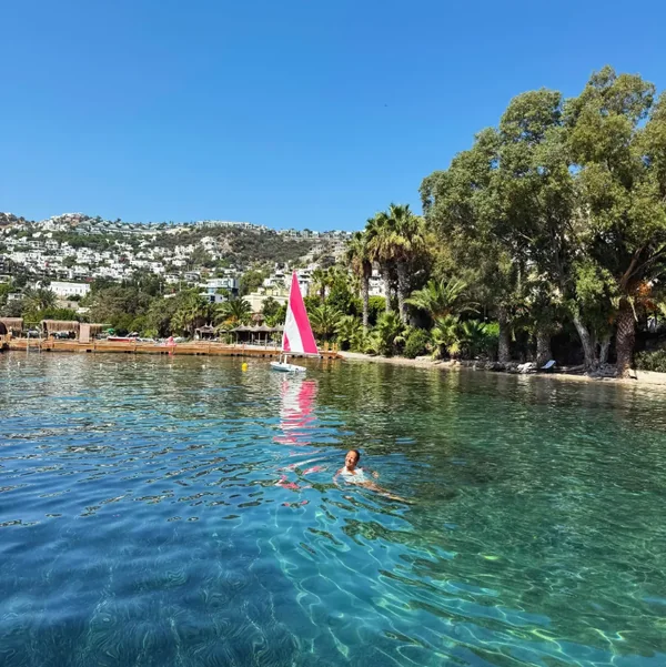 Ayça Tekindor Bodrum'da denizde