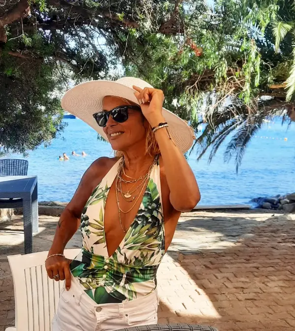 Ayça Tekindor Bodrum'da şapkalı pozu