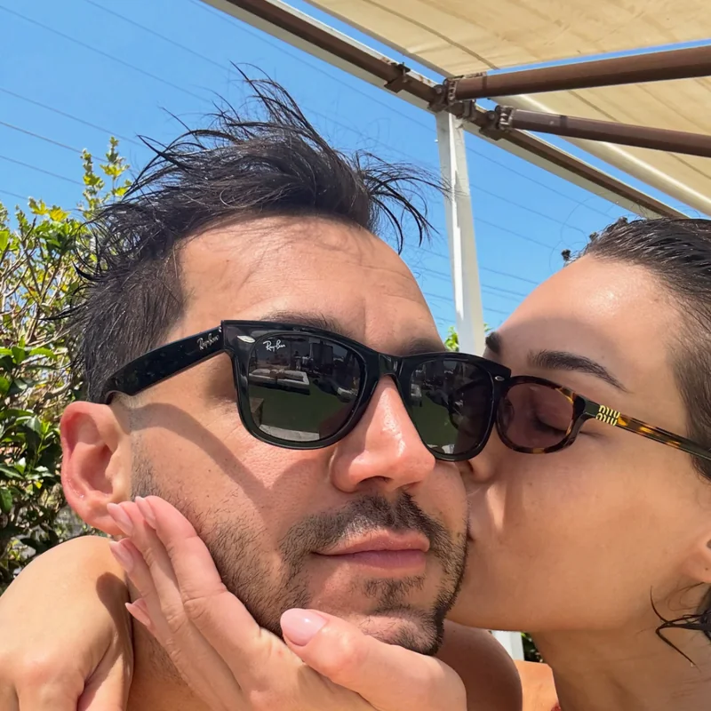 Dilan Çiçek Deniz ve Birkan Nasuhoğlu romantik pozu