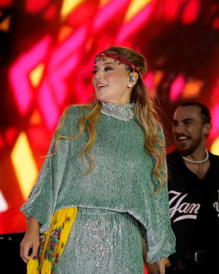 Mankenlikten şarkıcılığa uzanan Demet Akalın