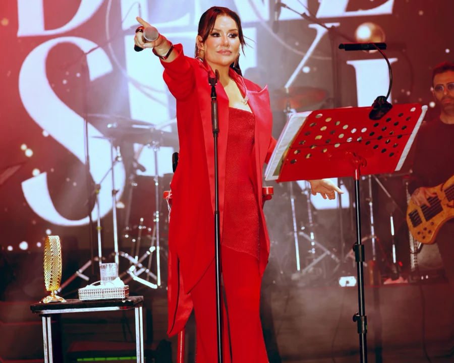 Deniz Seki Minimall AVM konserinde seyirciye seslendi