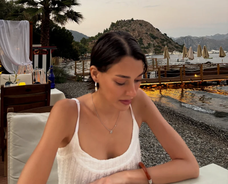 Dilan Çiçek Deniz sahilde akşam yemeğinde