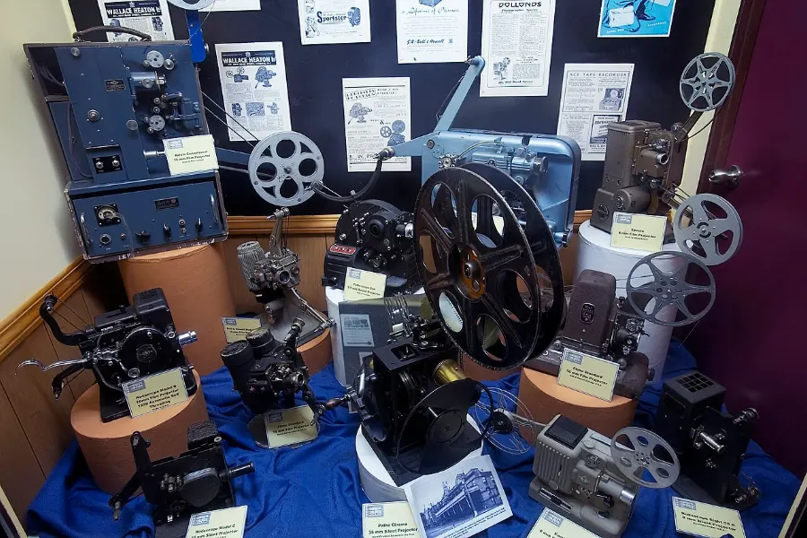 Eski sinema makineleri ve film makaraları