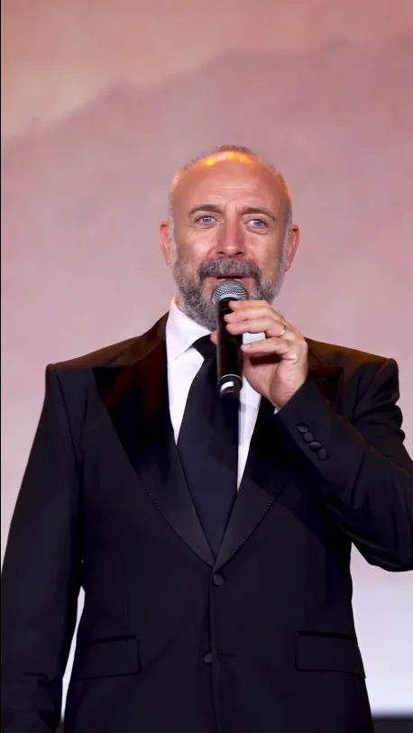 Halit Ergenç İmroz'da Bahar gösteriminde sahnede