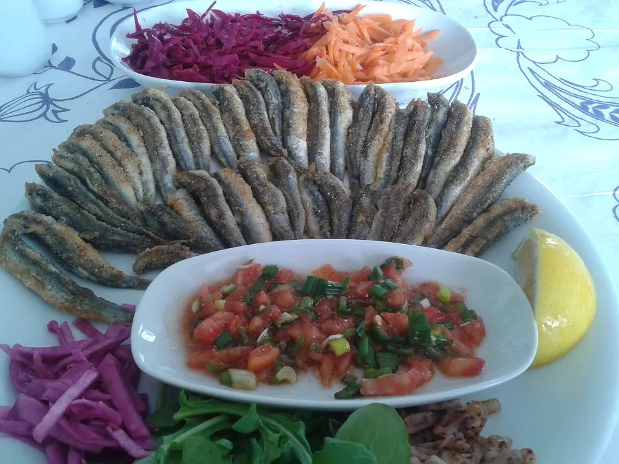 Salata ile servis edilen hamsi tava