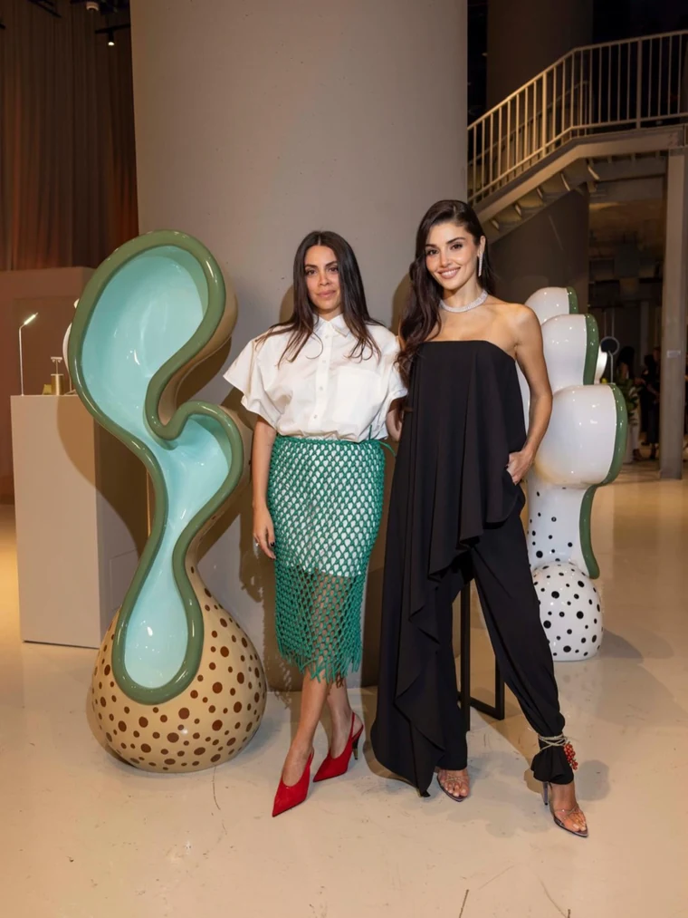 Hande Erçel Pomellato Dubai etkinliğinde tasarım objeleri önünde