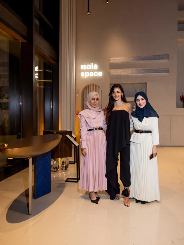 Hande Erçel Pomellato Dubai etkinliğinde Isola Space önünde