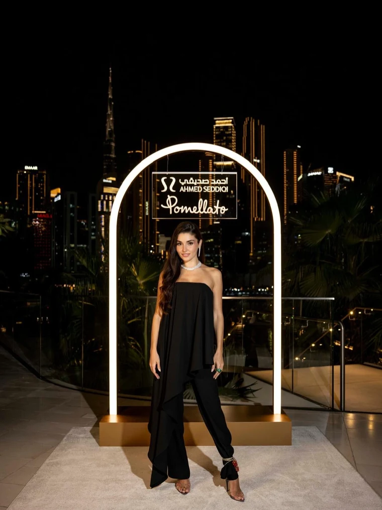 Hande Erçel Pomellato Dubai davetinde ışıklı kemer önünde