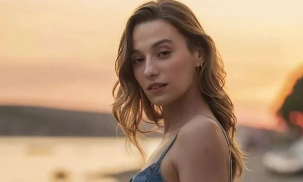 Sümeyye Aydoğan ve Ester Exposito Birlikte Poz Verdi