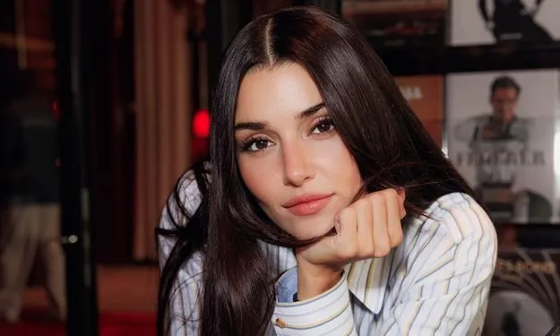 Hande Erçel'in Elindeki Kitaplar Dikkat Çekti