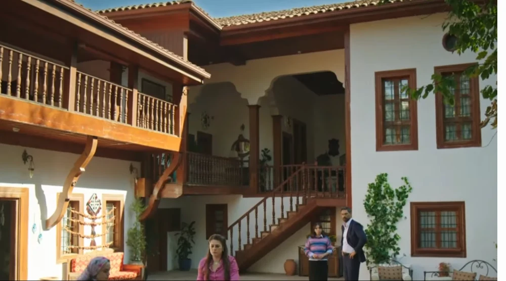 Karakuyu ilk tanıtımında görülen konak avlusu