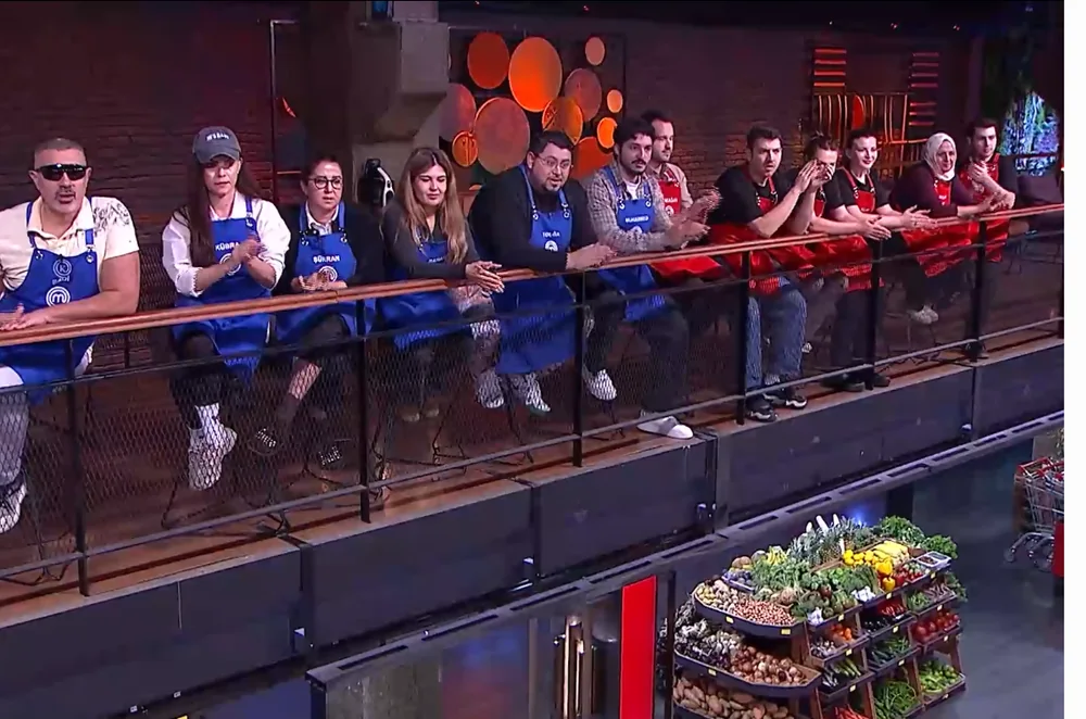 MasterChef kim elendi merakıyla eleme gecesini balkondan izleyen yarışmacılar