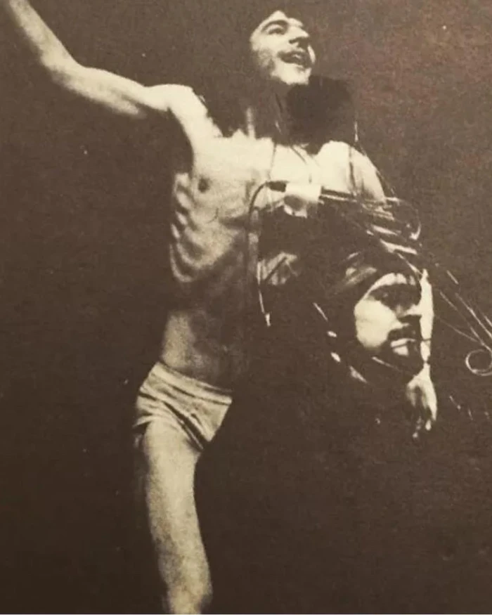 Mehmet Ali Erbil 1974te Devlet Tiyatrosu sahnesinde