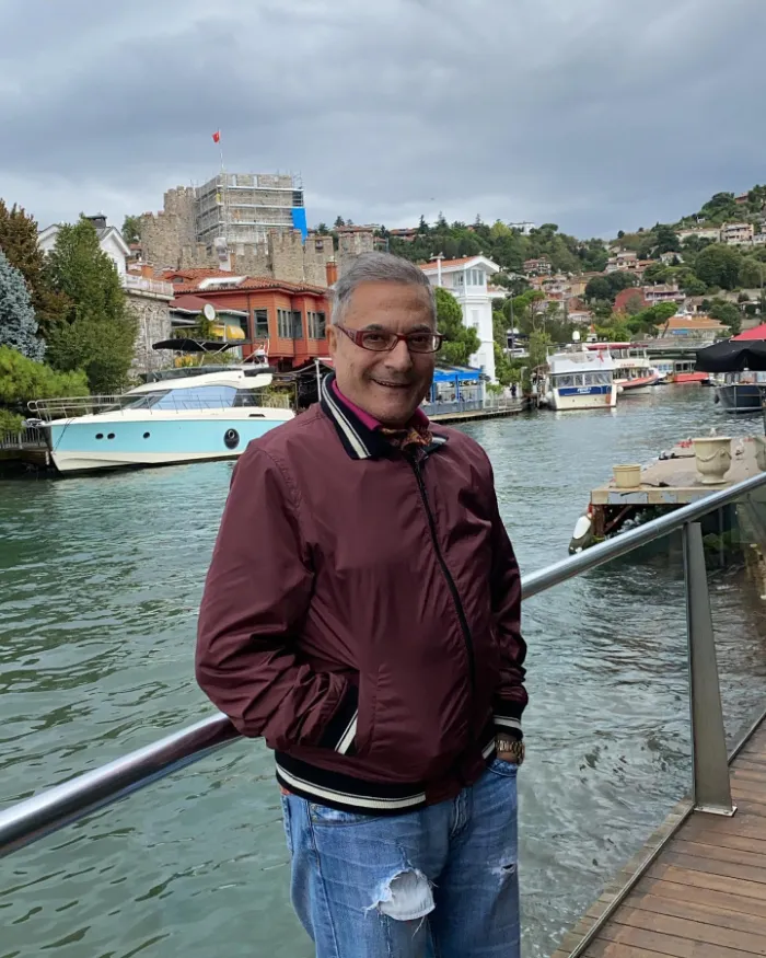 Mehmet Ali Erbil Boğaz kıyısında