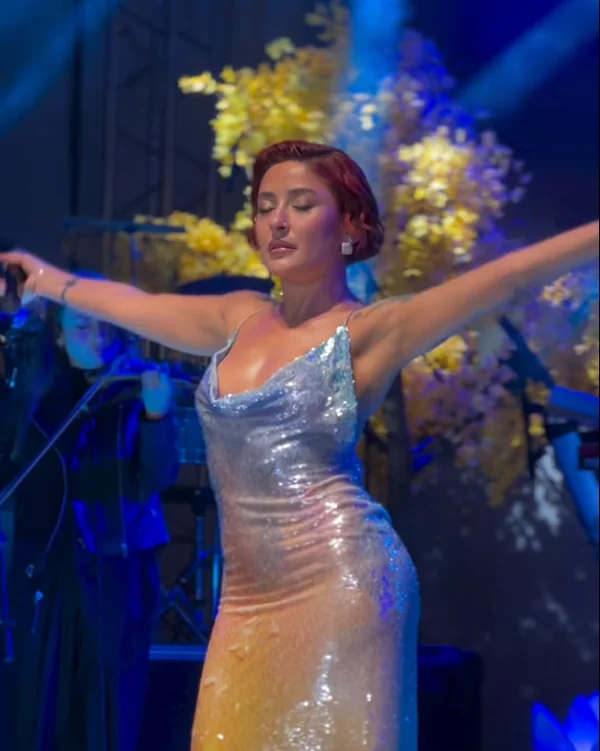 Melek Mosso Denizli konserinde sahnede