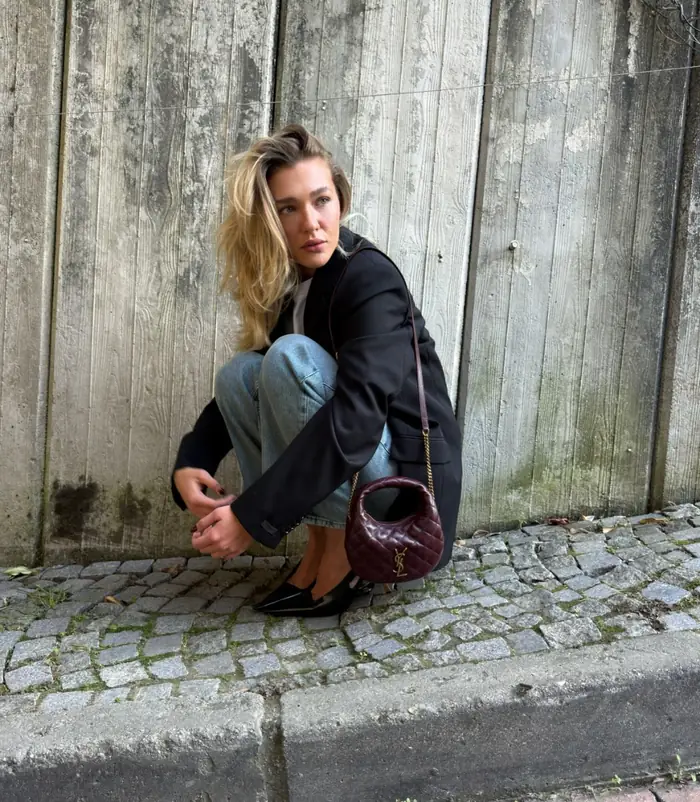 Melisa Döngel sokak stiliyle poz verirken