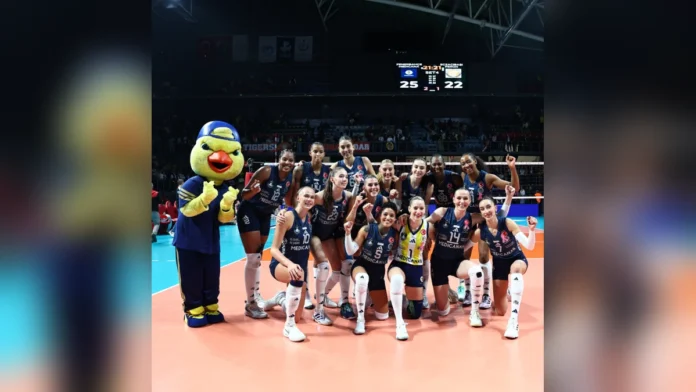 Melissa Vargas ve Fenerbahçe Medicana, Eczacıbaşı galibiyeti sonrası poz verdi