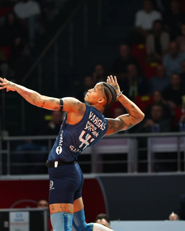 Melissa Vargas Eczacıbaşı maçında servis atarken
