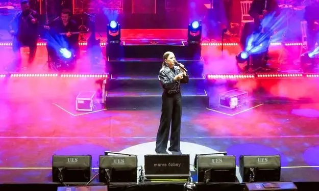 Merve Özbey Konserde Kaza Geçirdi