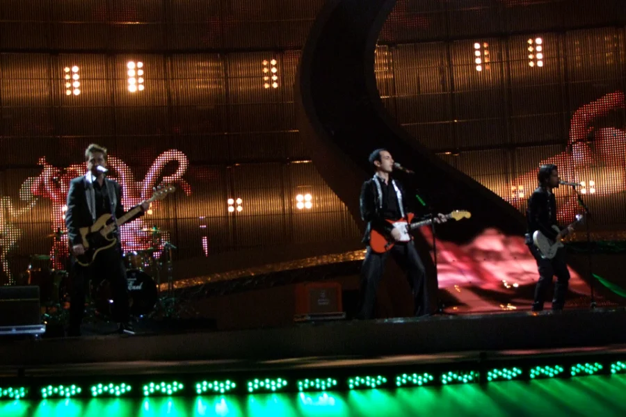 Mor ve Ötesi Eurovision 2008 sahnesinde