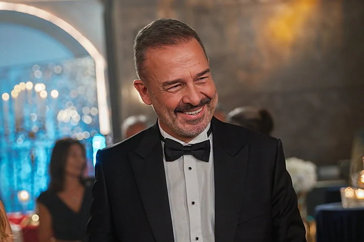 Murat Aygen Lider karakteriyle gala sahnesinde