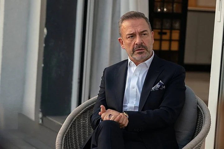 Murat Aygen Lider olarak düşünceli bir sahnede