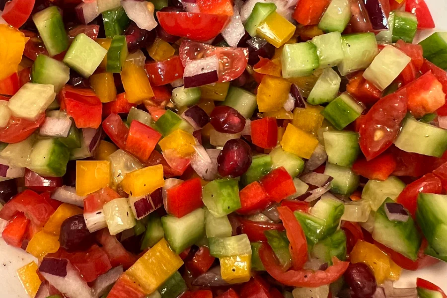 Nar ekşili sebze salatası