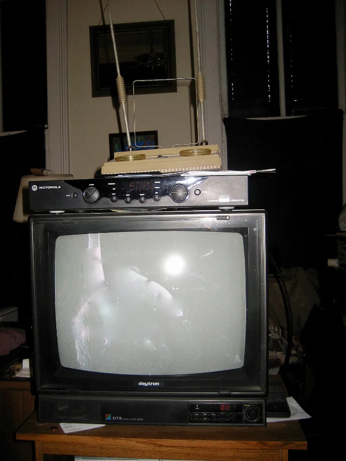Oturma odasında tüplü televizyon