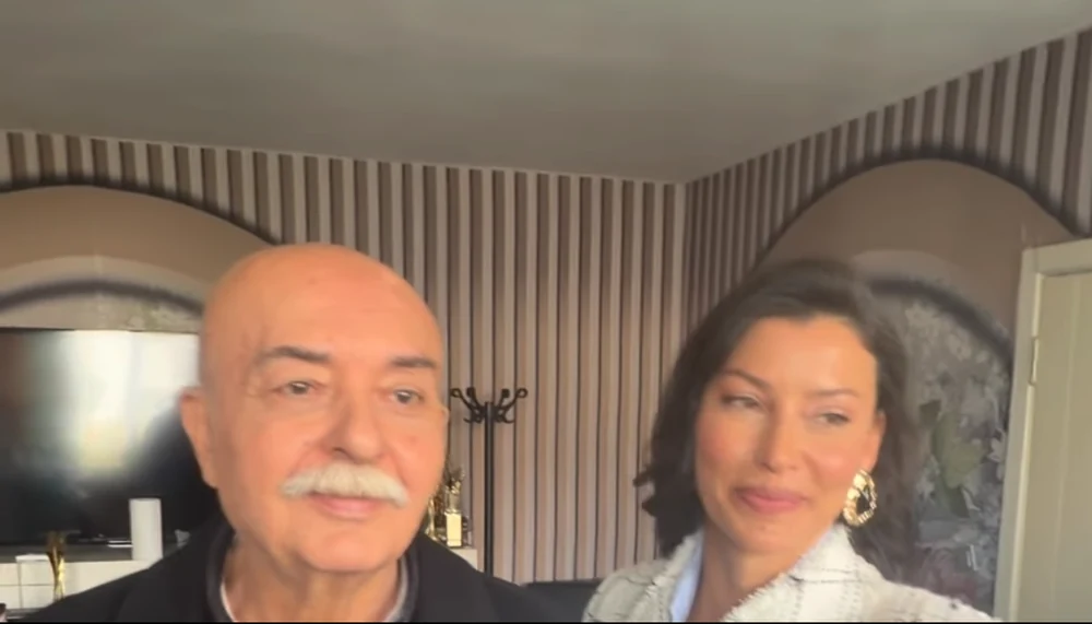 Tuzlu Kahve sürprizinde yan yana poz veren Settar Tanrıöğen ve Müjde Uzman